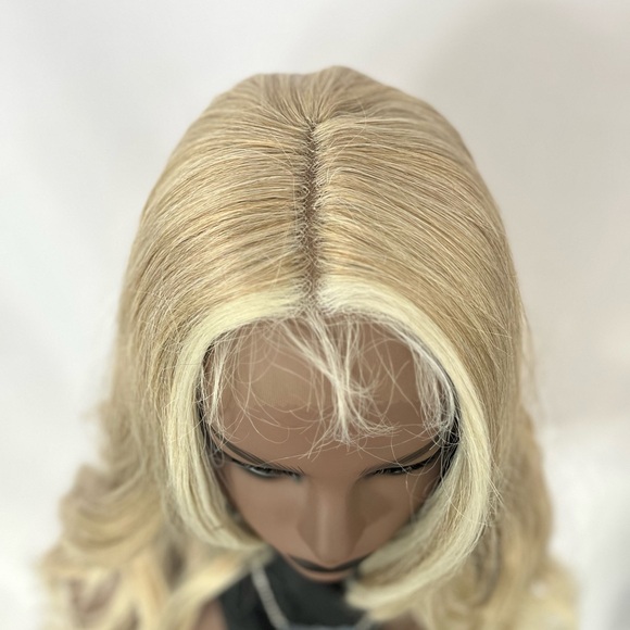 A Very Pretty Blonde Mix Premium Fiber Lace Front Wig - Daily Wear or Holidays 🎄 - Picture 2 of 6